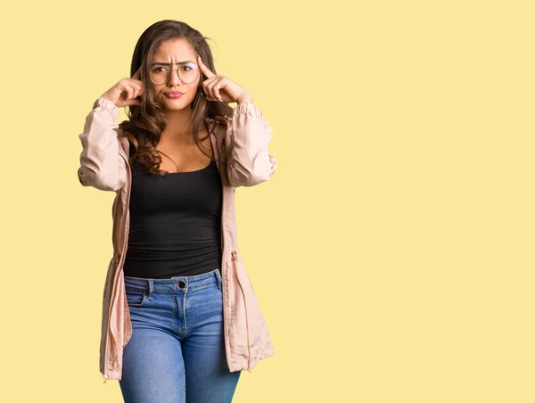 Cuerpo Completo Joven Curvilínea Mujer Haciendo Gesto Concentración — Foto de Stock