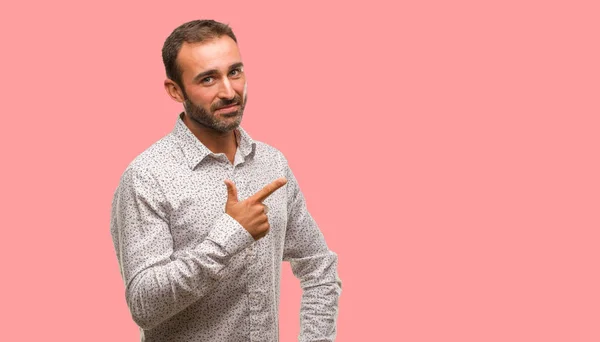 Uomo Caucasico Sul Parentesi Grigia Sorridente Che Punta Verso Lato — Foto Stock