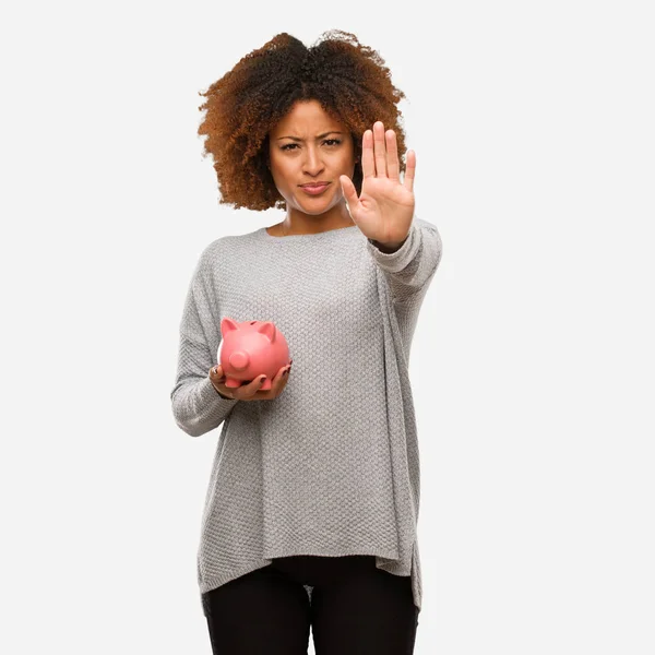 Ung Svart Kvinna Håller Spargris Sätter Handen Framför — Stockfoto