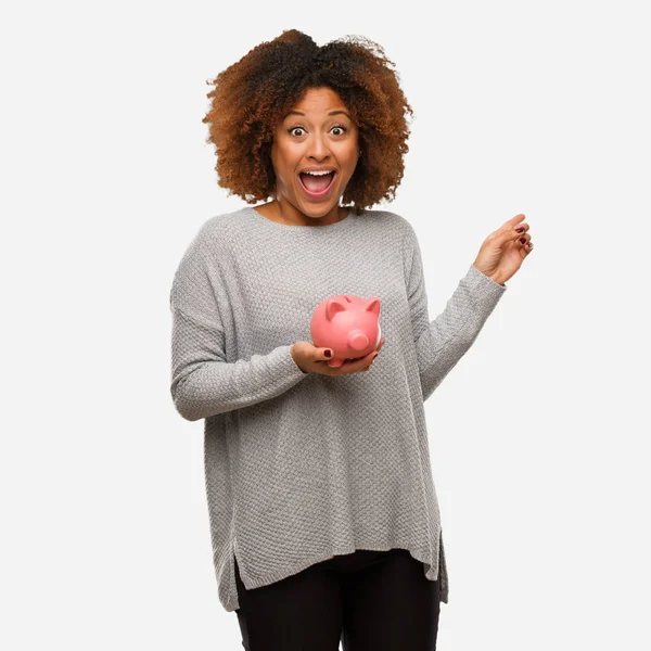 Jovem Mulher Negra Segurando Porquinho Banco Segurando Algo Com Mão — Fotografia de Stock