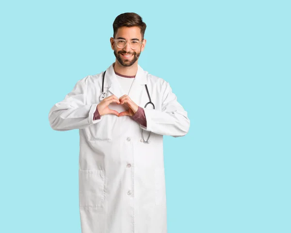 Genç Eller Bir Kalp Şeklinde Yapan Erkek Doktor — Stok fotoğraf
