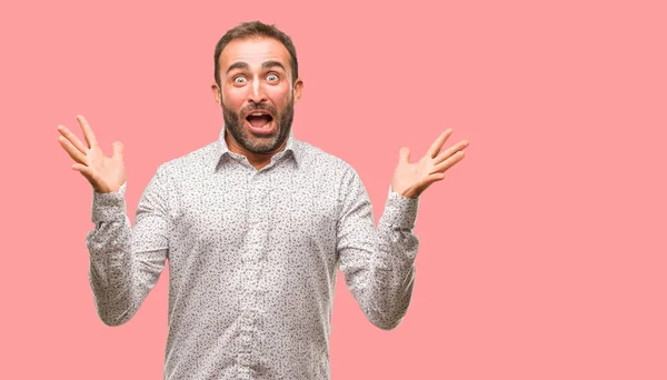 Uomo Caucasico Sul Parentesi Grigia Che Celebra Una Vittoria Successo — Foto Stock