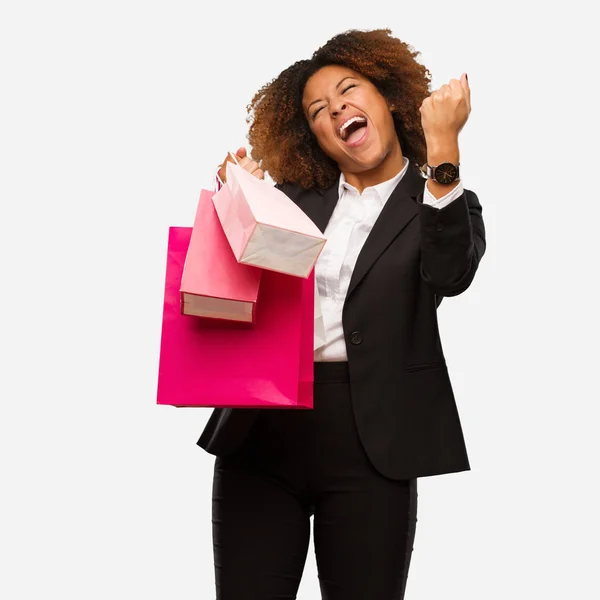 Young Black Woman Holding Shopping Bags Who Does Surrender — Stock Photo, Image