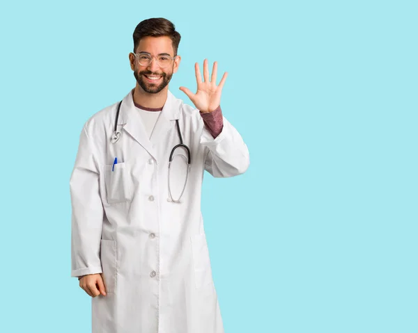 Jovem Médico Homem Mostrando Número Cinco — Fotografia de Stock
