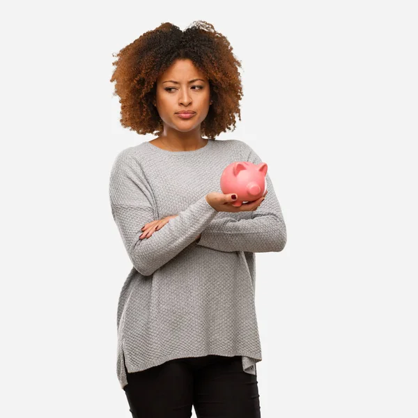 Jovem Preto Mulher Segurando Porquinho Banco Olhando Frente — Fotografia de Stock