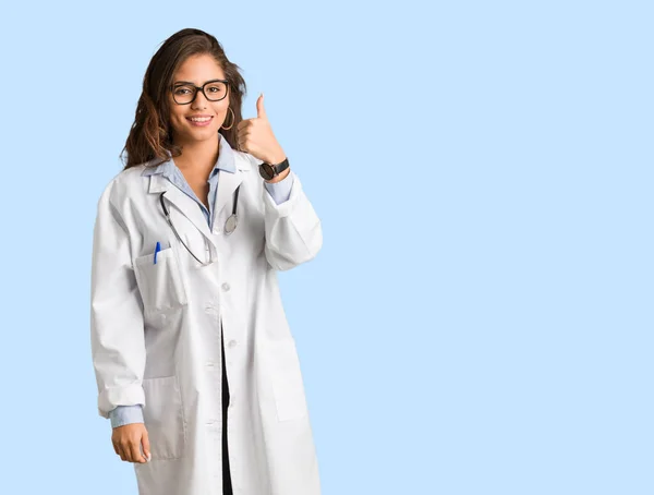 Volledige Lichaam Jonge Dokter Vrouw Glimlachend Het Verhogen Van Duim — Stockfoto