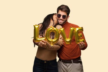 Sevgililer günü sarıl veren genç çift