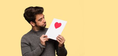 Kutluyor Sevgililer günü genç adam