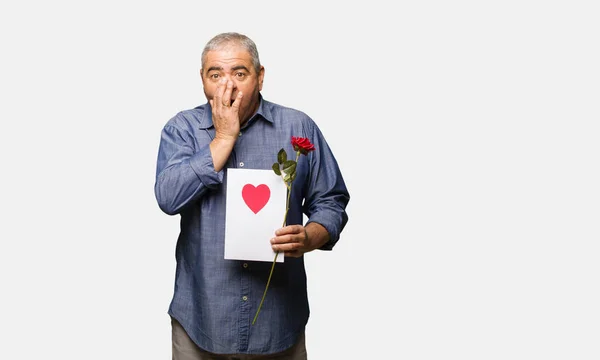 Mann Mittleren Alters Feiert Valentinstag Sehr Erschrocken Und Ängstlich Versteckt — Stockfoto