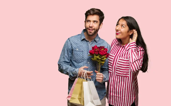 Jeune Couple Dans Saint Valentin Essayer Écouter Potins — Photo