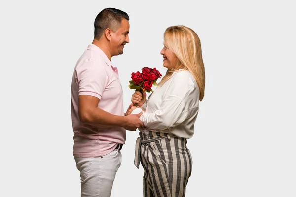 Middle Aged Latin Couple Celebrating Valentines Day — Stock Photo, Image