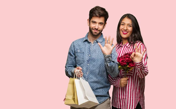 Casal Jovem Dia Dos Namorados Mostrando Número Oito — Fotografia de Stock