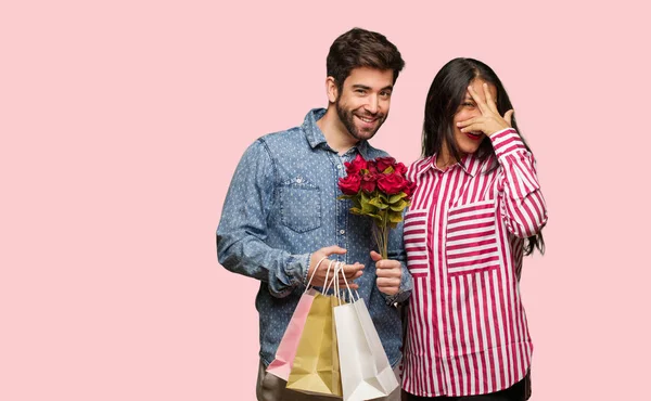 Genç Çift Valentines Gün Utandım Aynı Anda Gülüyor — Stok fotoğraf