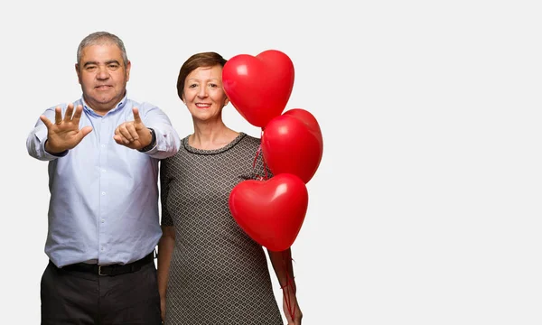 Ehepaar Mittleren Alters Feiert Valentinstag — Stockfoto