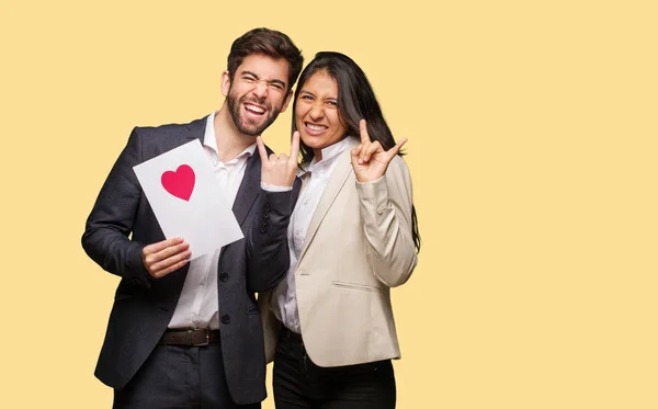 Jovem Casal Dia Dos Namorados Fazendo Gesto Rock — Fotografia de Stock