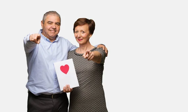 Casal Meia Idade Celebrando Dia Dos Namorados — Fotografia de Stock