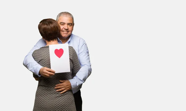 Mellersta Åldern Par Firar Alla Hjärtans Dag — Stockfoto