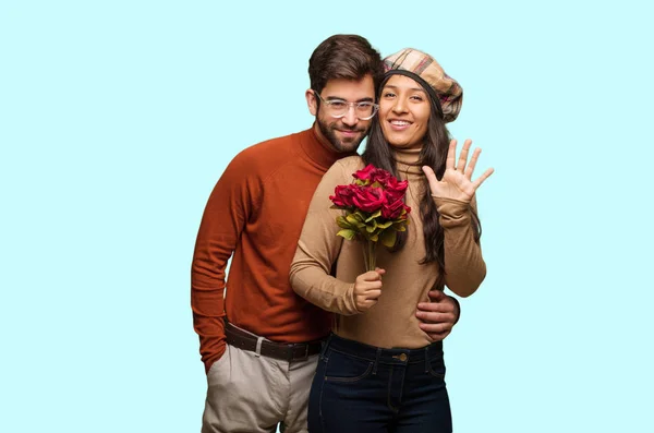Jovem Casal Dia Dos Namorados Mostrando Número Cinco — Fotografia de Stock