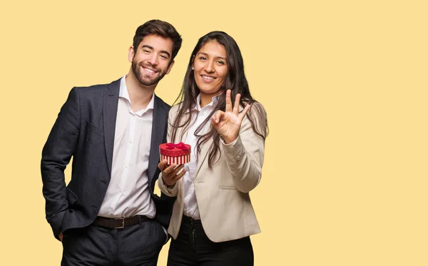 Junges Paar Valentinstag Zeigt Nummer Drei — Stockfoto