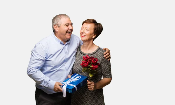 Casal Meia Idade Celebrando Dia Dos Namorados — Fotografia de Stock