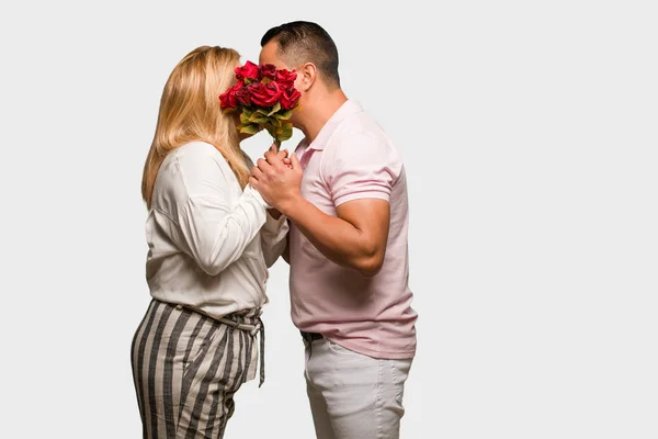 Pareja Latina Mediana Edad Celebrando Día San Valentín — Foto de Stock