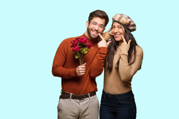 Casal Jovem Dia Dos Namorados Sorri Apontando Boca — Fotografia de Stock