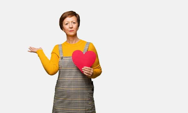 Mujer Mediana Edad Celebrando Día San Valentín Sosteniendo Algo Con — Foto de Stock