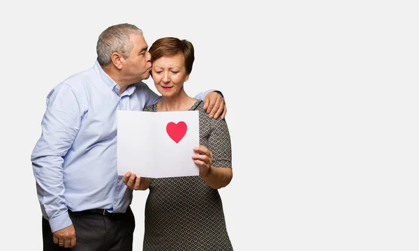 Casal Meia Idade Celebrando Dia Dos Namorados — Fotografia de Stock