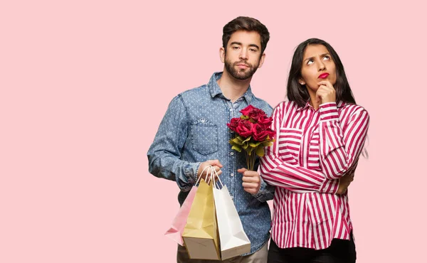 Casal Jovem Dia Dos Namorados Pensando Uma Ideia — Fotografia de Stock