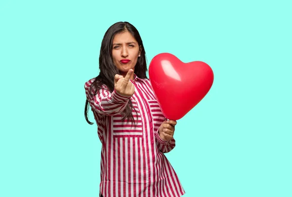 Mujer India Joven Celebrando Día San Valentín —  Fotos de Stock