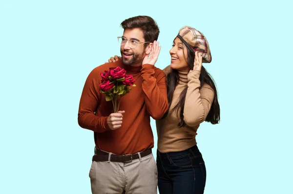 Jovem Casal Dia Dos Namorados Tentar Ouvir Uma Fofoca — Fotografia de Stock