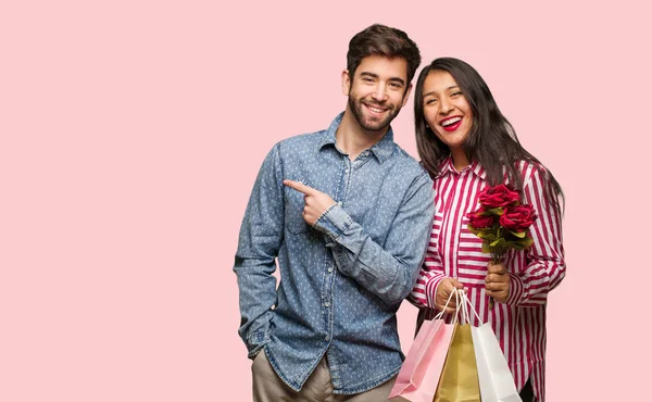 Casal Jovem Dia Dos Namorados Sorrindo Apontando Para Lado — Fotografia de Stock