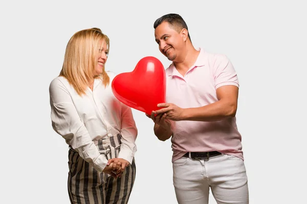 Lateinisches Paar Mittleren Alters Feiert Valentinstag — Stockfoto