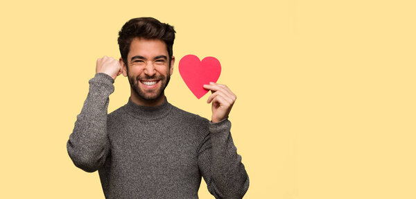 Молодой человек празднует День Святого Валентина
