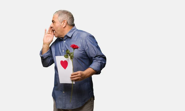 Mann Mittleren Alters Feiert Valentinstag Und Flüstert Klatsch Unterton — Stockfoto