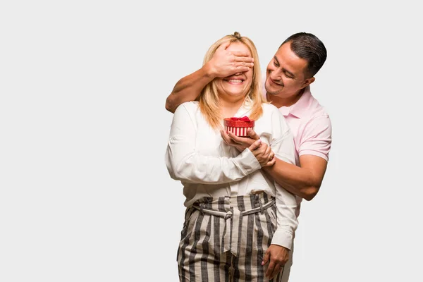 Casal Latino Meia Idade Celebrando Dia Dos Namorados — Fotografia de Stock