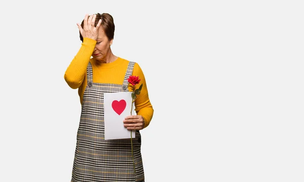 Frau Mittleren Alters Feiert Valentinstag Vergesslich Merke Etwas — Stockfoto