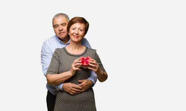 Casal Meia Idade Celebrando Dia Dos Namorados — Fotografia de Stock