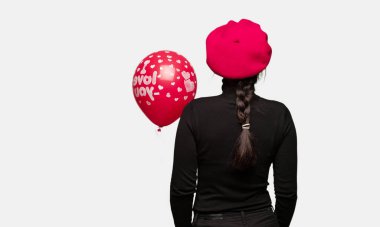 Geriye dönüp baktığımda genç kadın arkadan, Sevgililer günü