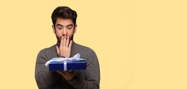 Kutluyor Sevgililer günü genç adam