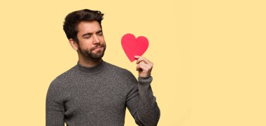 Kutluyor Sevgililer günü genç adam