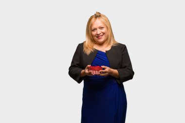 Sevgililer günü büyük bir gülümseme ile neşeli kutlama latin kadın orta yaşlı