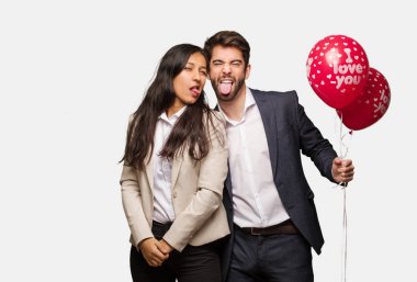 Sevgililer günü huni ve dostça gösteren dil genç çift