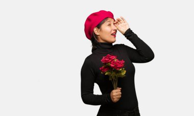 Sevgililer günü bir spyglass jest yapma genç kadın