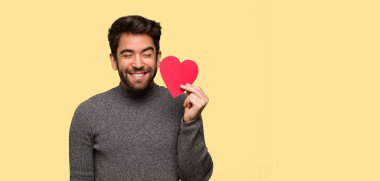 Kutluyor Sevgililer günü genç adam