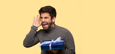 Kutluyor Sevgililer günü genç adam