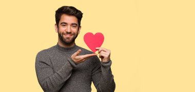 Kutluyor Sevgililer günü genç adam