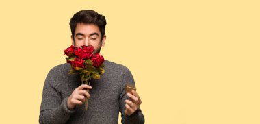 Kutluyor Sevgililer günü genç adam