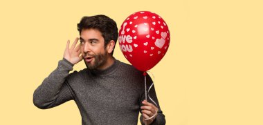 Kutluyor Sevgililer günü genç adam