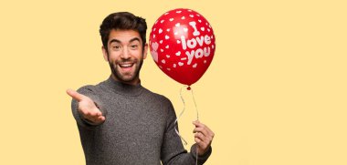Kutluyor Sevgililer günü genç adam